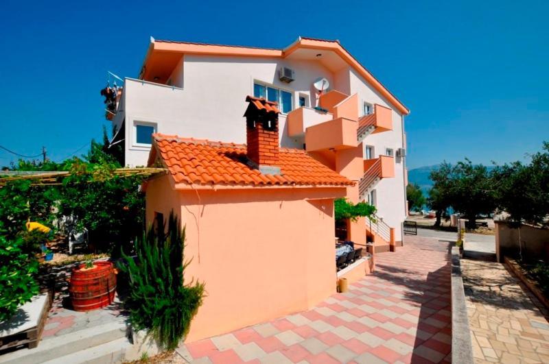 Appartement Marinovi Dvori à Slatine Extérieur photo