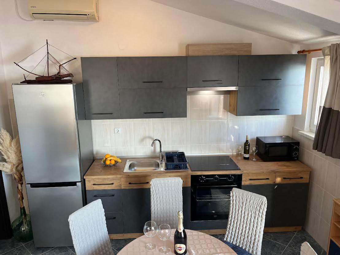 Appartement Marinovi Dvori à Slatine Extérieur photo